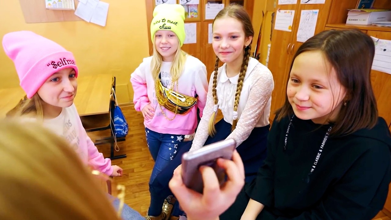 Подарок на 8 марта в Школе Пошел не по Плану! Смешные Ситуации с Друзьями. Мы Семья Лучшее 8 Марта!