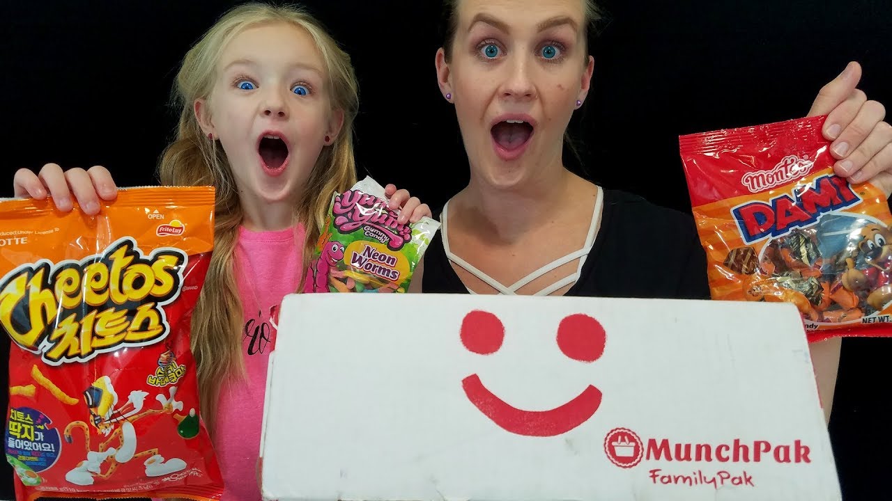 MunchPak Unboxing!! Trying Amazing Treats From Around the World!! Kids Taste Test