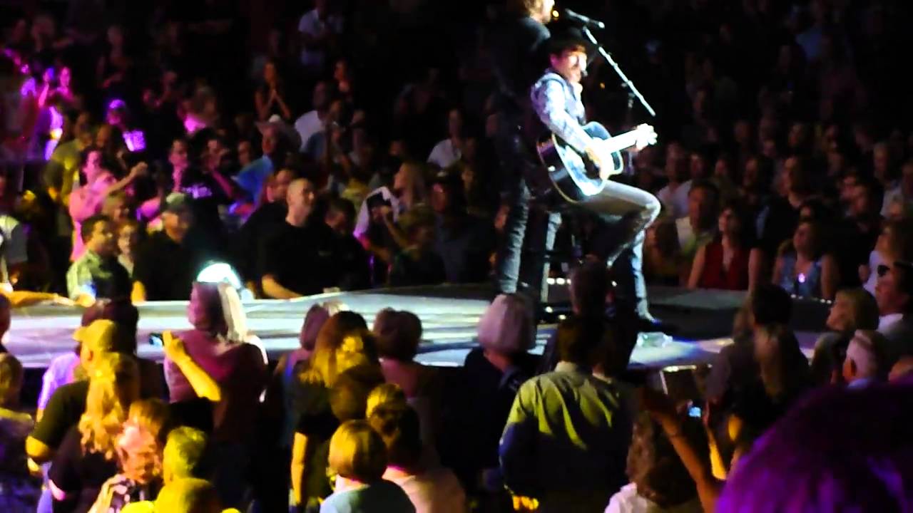 Brooks & Dunn w/Reba McEntire Cowgirls Don't Cry - Nashville TN 9-2-2010