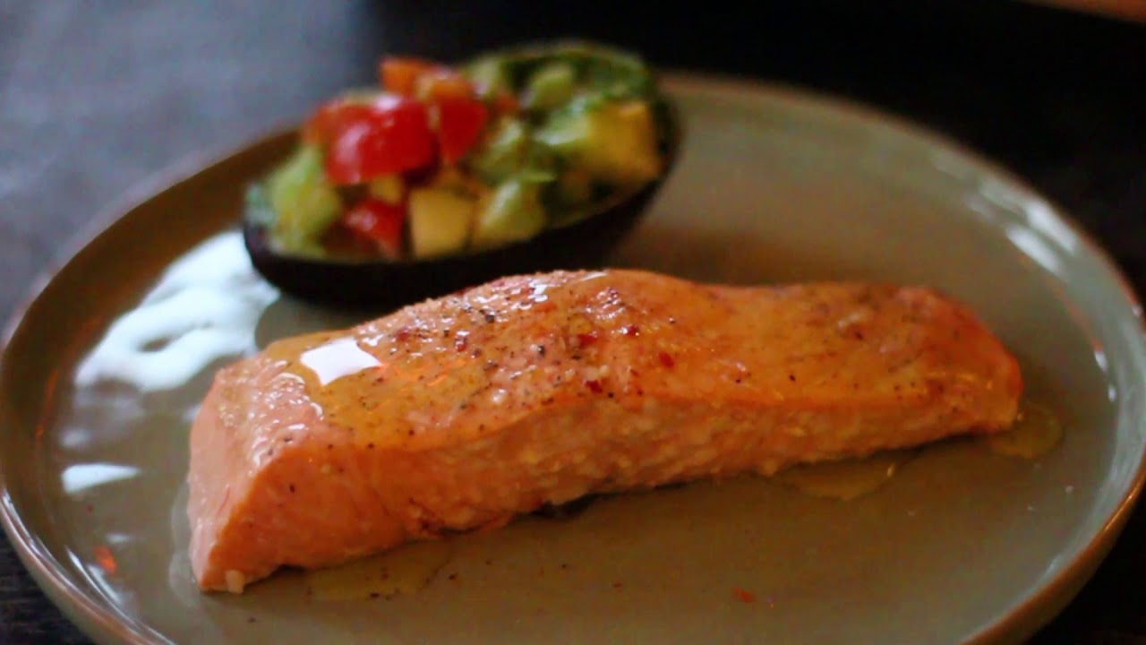 Warm gerookte zalm met avocado salsa