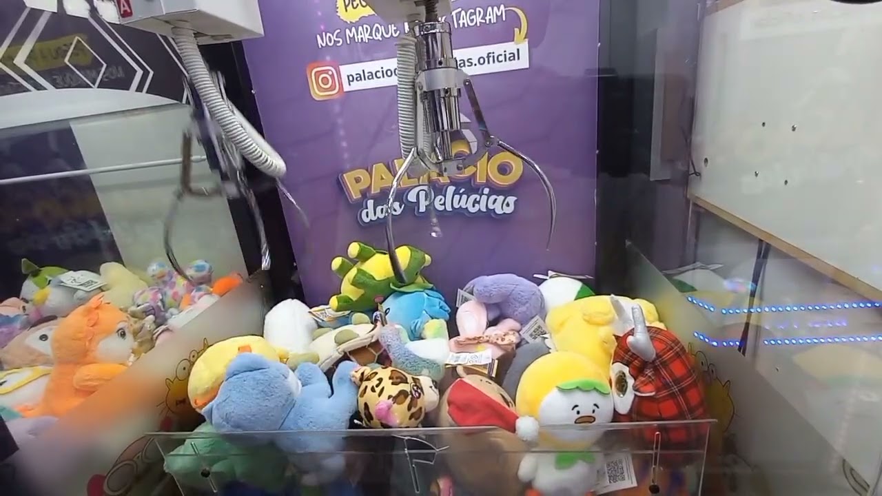 Ainda  existe algumas  máquinas  q da p pegar pelúcias passada rápida esse vídeo  e p vcs ..