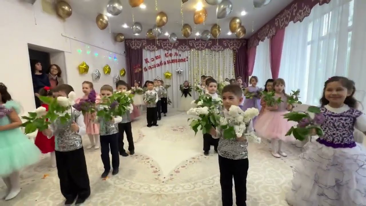 Красивый вход детей на Выпускной утренник в детском саду🌸 Общий танец с цветами