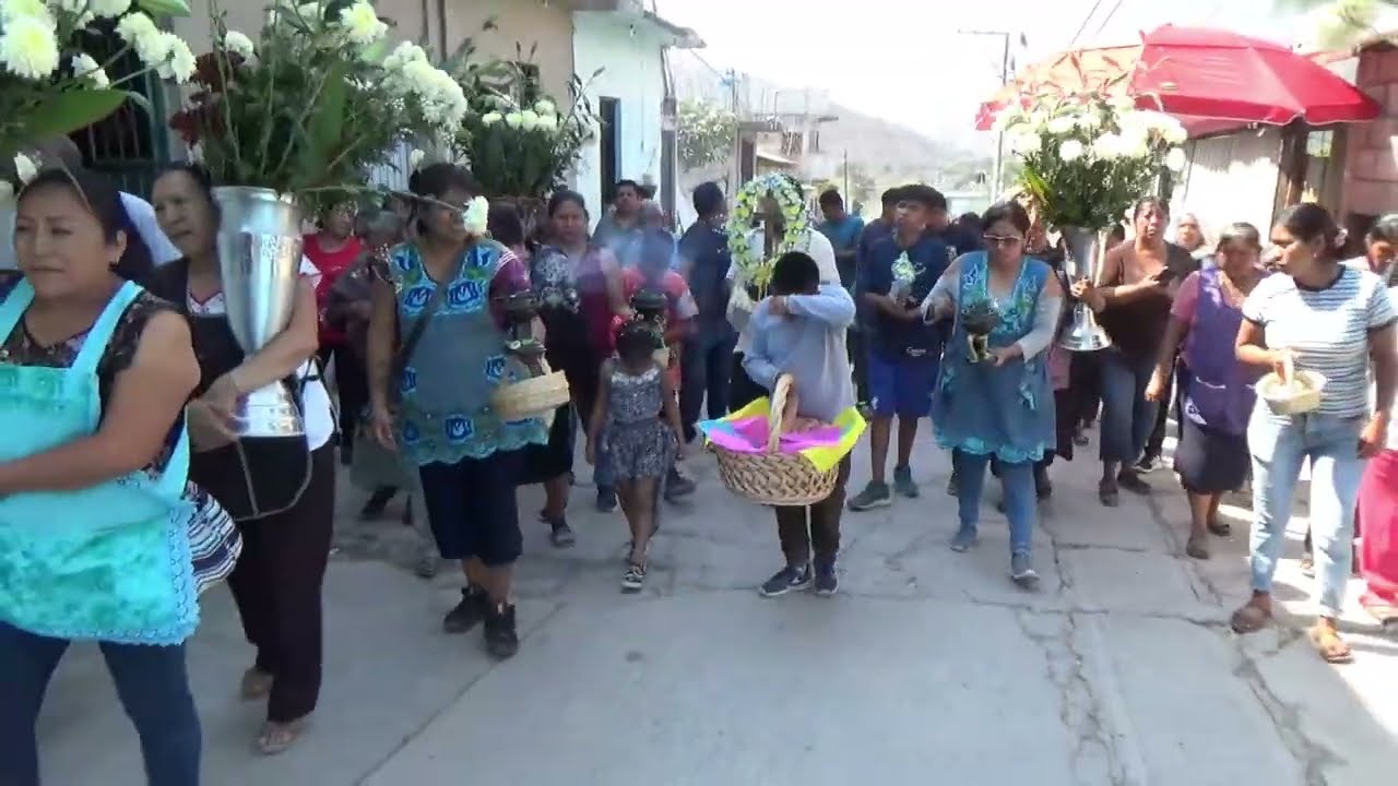 el recorrido de la santa cruz hacia la iglesia
