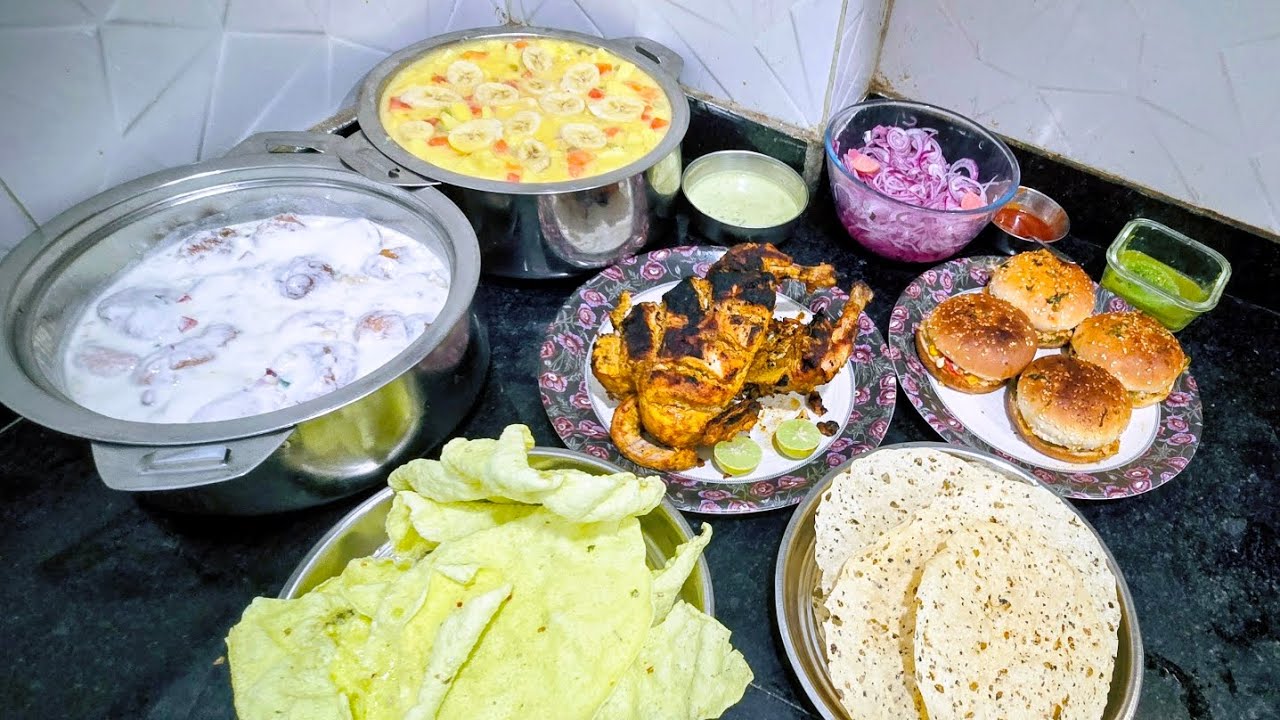 चिकन टिक्का बर्गर, कुरकुरे मूंग दाल चावल के पापड़ और साथ में मसालेदार चिकन चरका।ये 