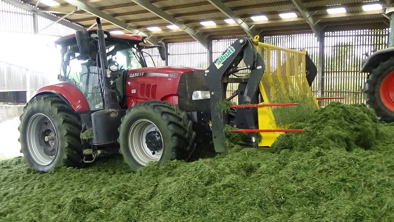 Silage 2022 - Buckraking the Clamp with Case IH Puma & Fendt 716 rolling