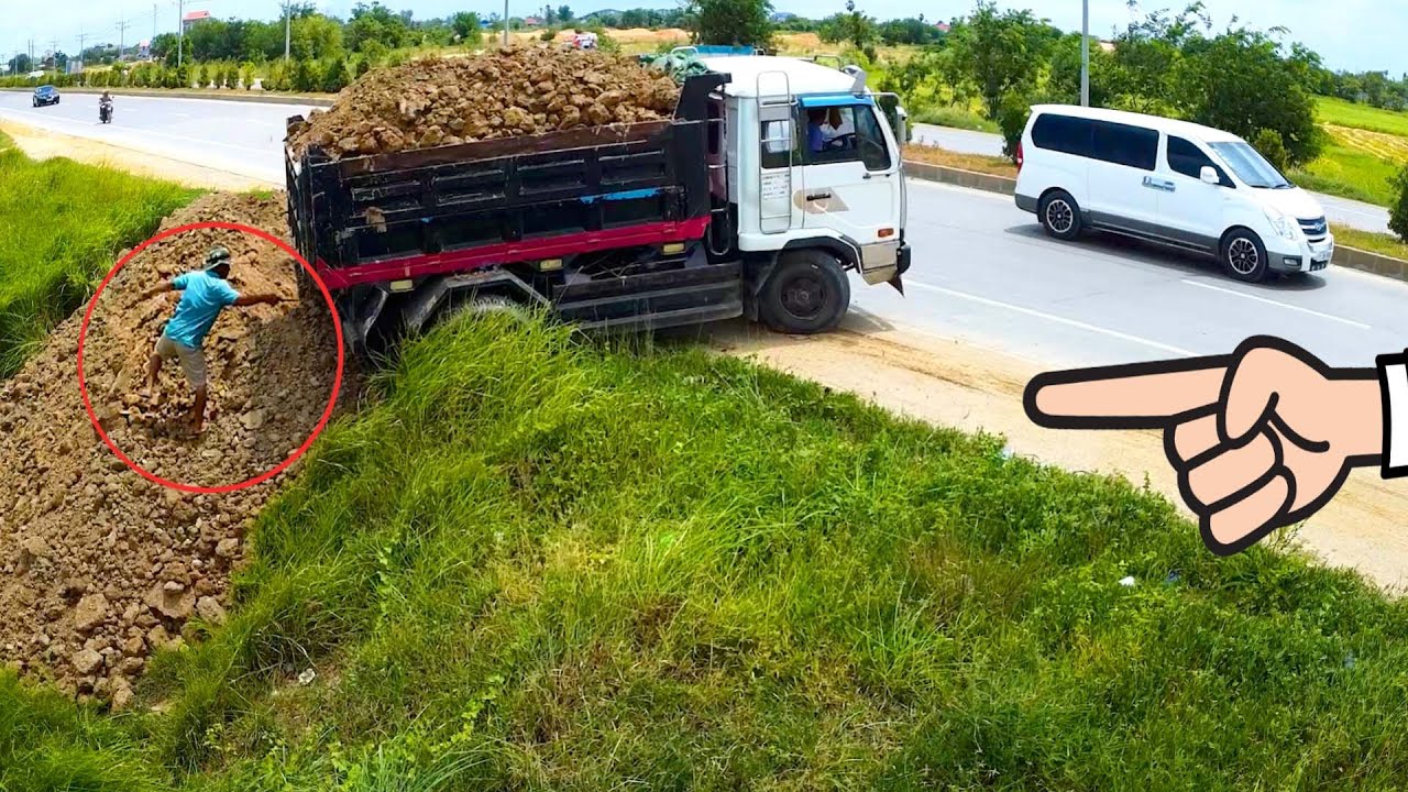 Scary Work With Machinery!! A Man Trying Push Out While The Truck Back Upload