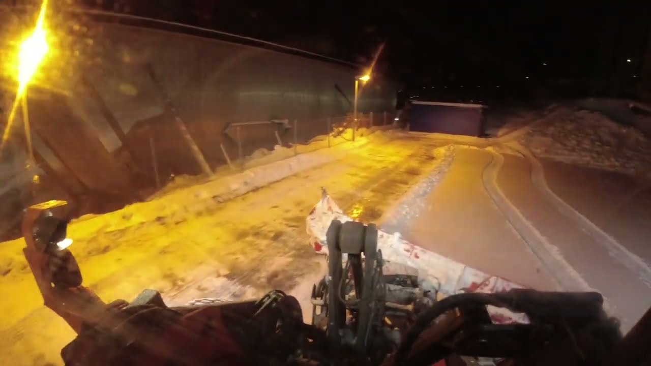 Snow plowing parking lots | Volvo L70H | Tokvam UT490