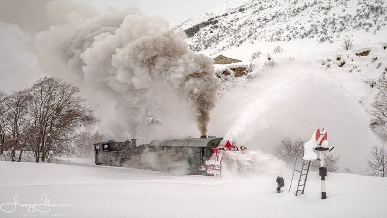 Dampfbahn Furka Bergstrecke, mit der Dampfschneeschleuder R12       Steam Train Rotary Snow Plow