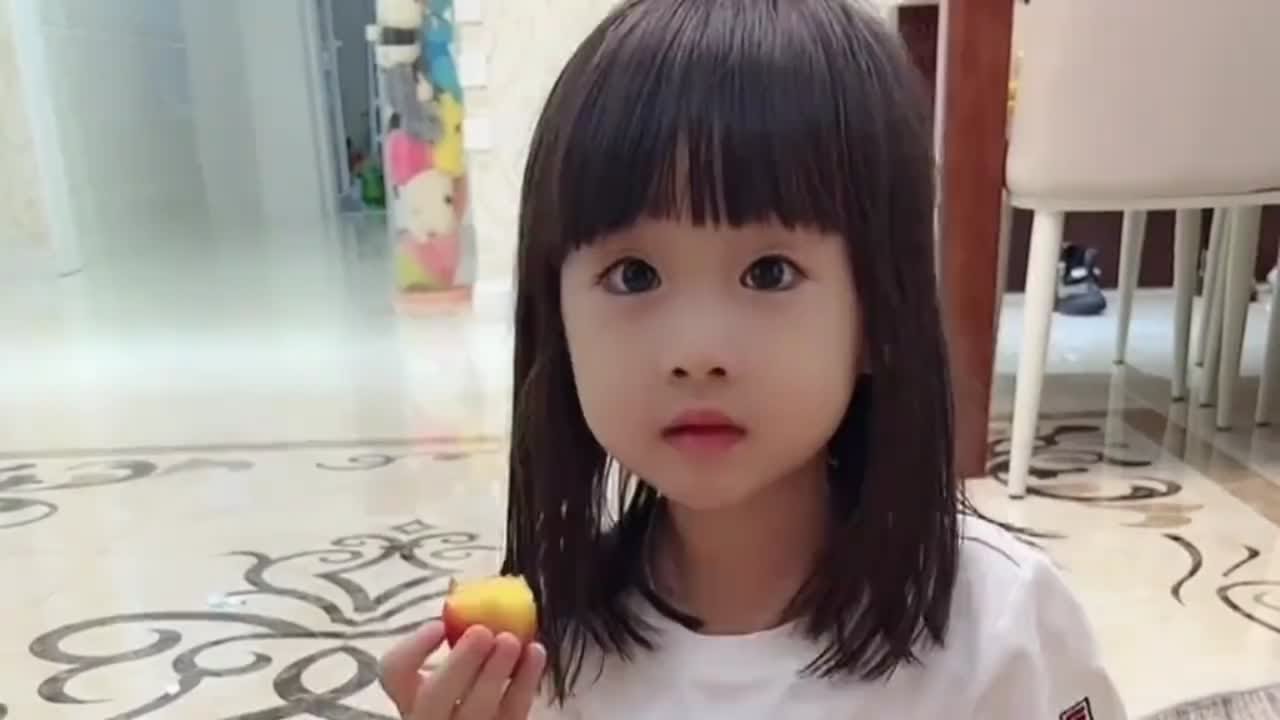 爸爸的贴心小棉袄，360度无死角护老爸，这样的女儿谁不想拥有呢
