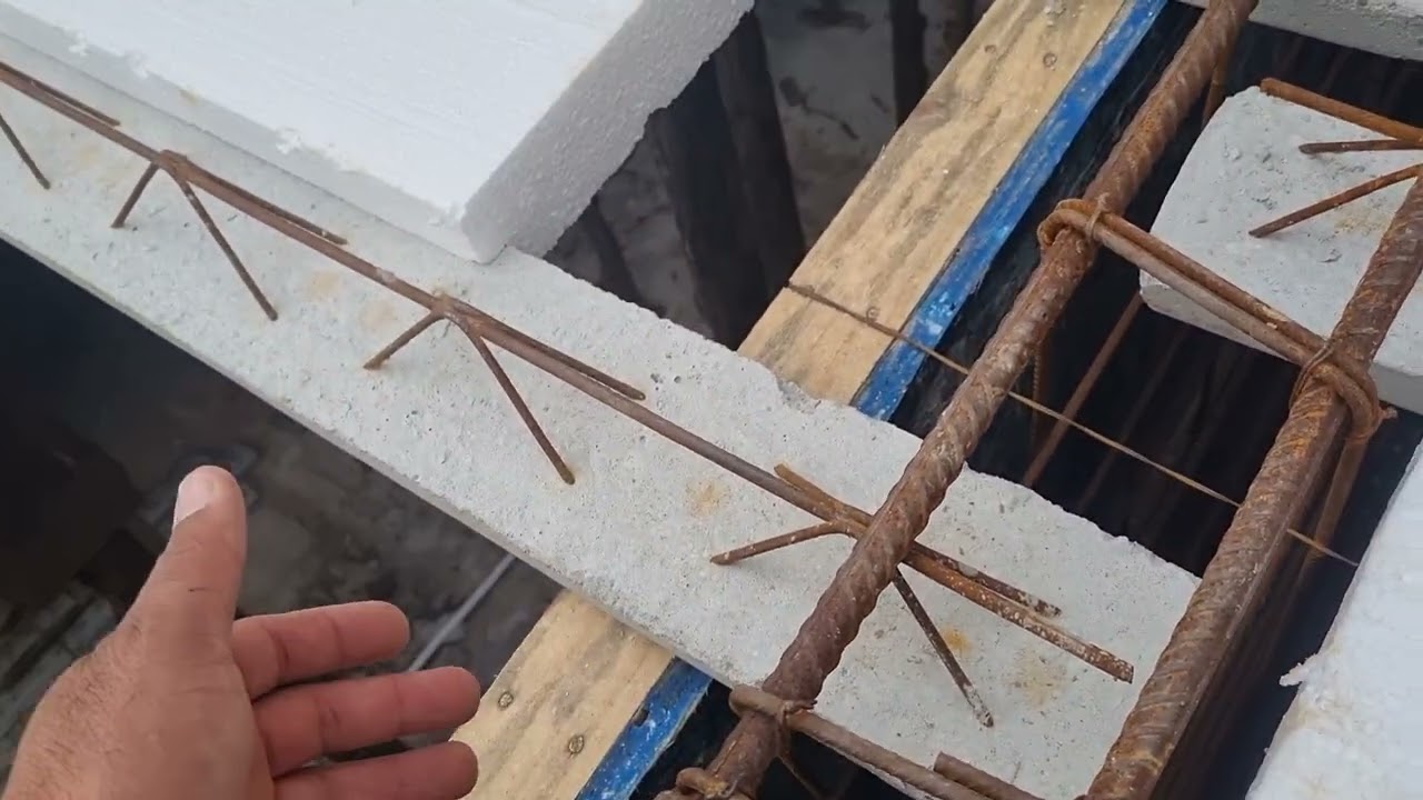 vigota da laje engastada, qual é a posição correta na viga???