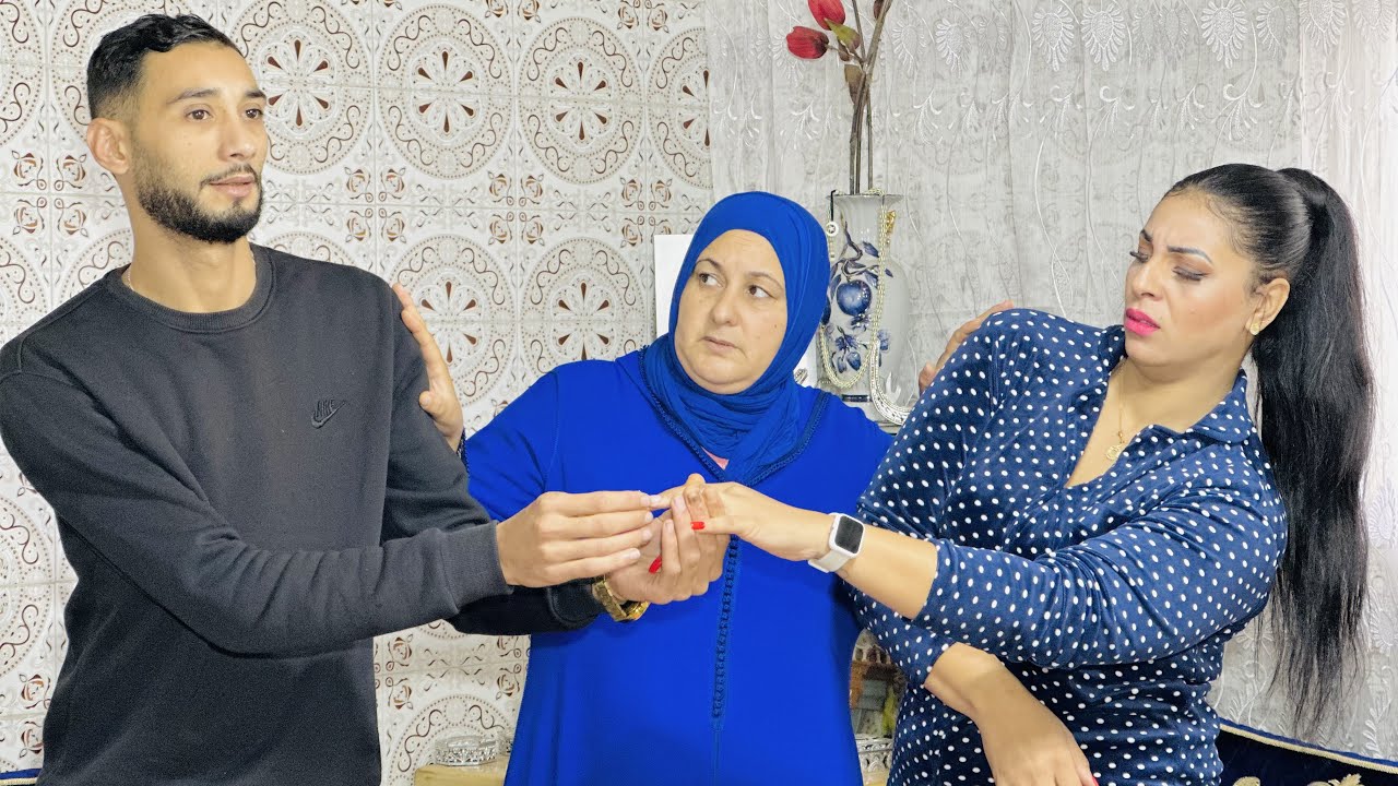 فيلم مغربي بعنوان : بغات تزوج بنتها راجل لباس عليه 💵 صدقات خارجة عليها😱
