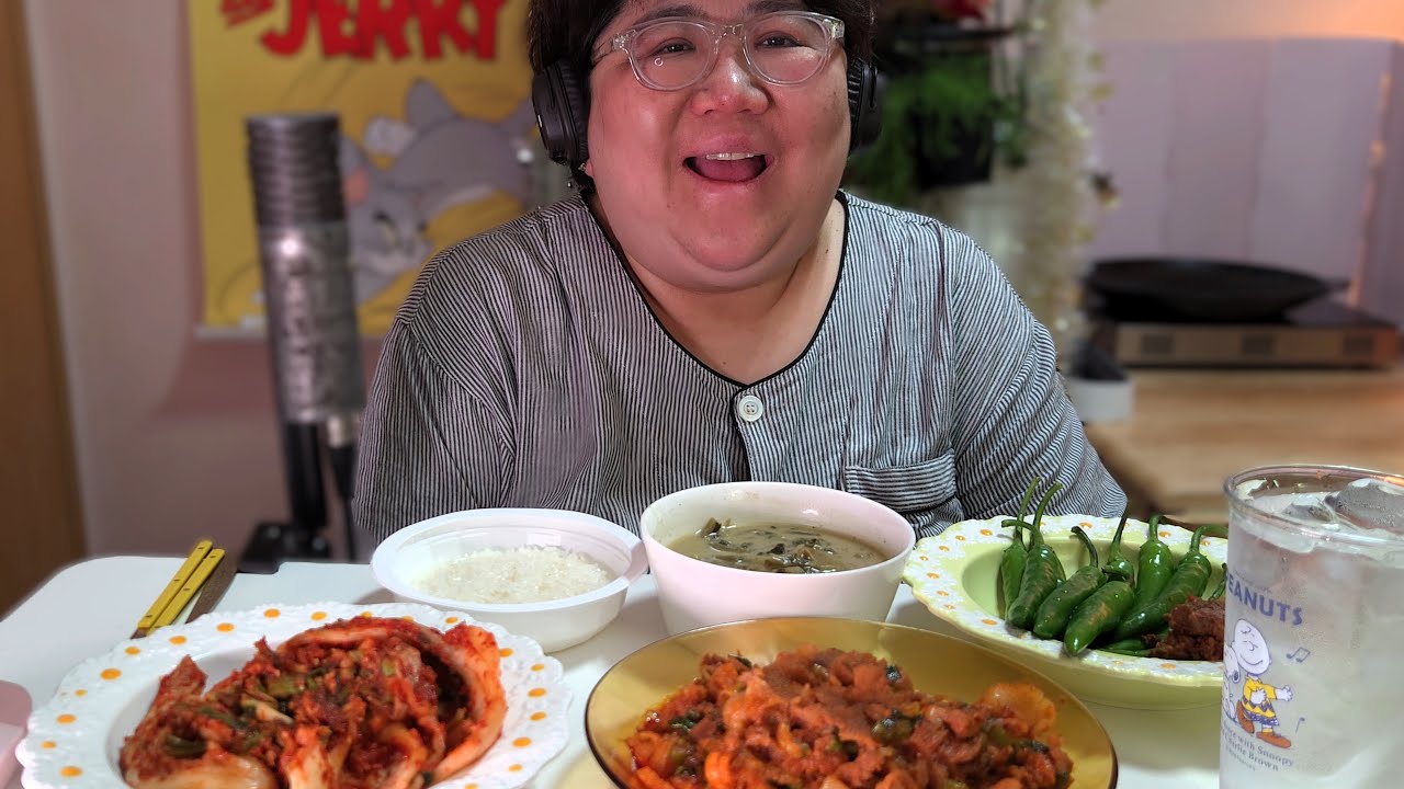 맛있는 또육볶음^^ 시락국은 제육볶음이랑 먹어야 제맛! 땡초에 쌈장 소중한 김장김치까지^^