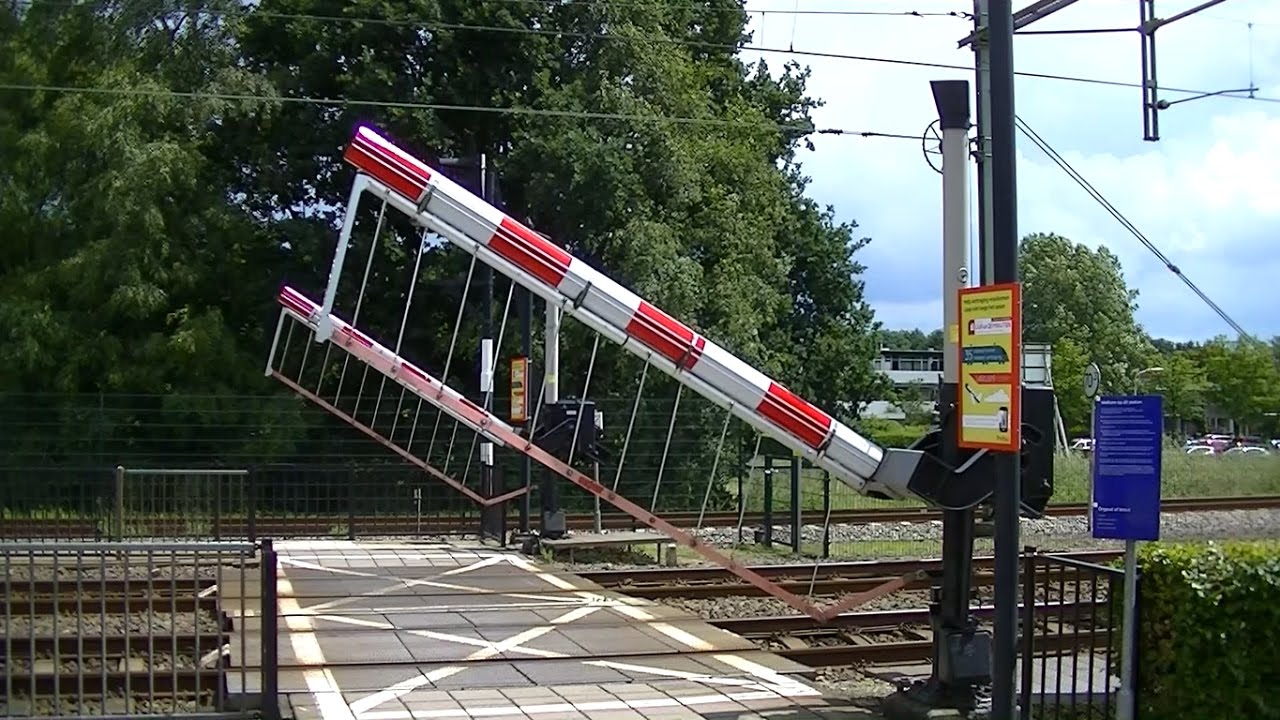 Spoorwegovergang Haren // Dutch railroad crossing