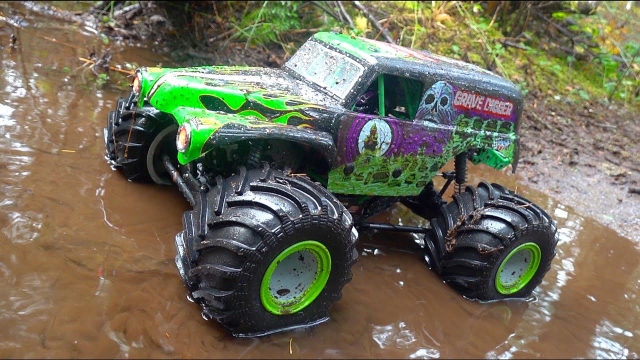 LOSI LMT GRAVE DIGGER in TRAIL MUD - SOLID AXLE MONSTER TRUCK
