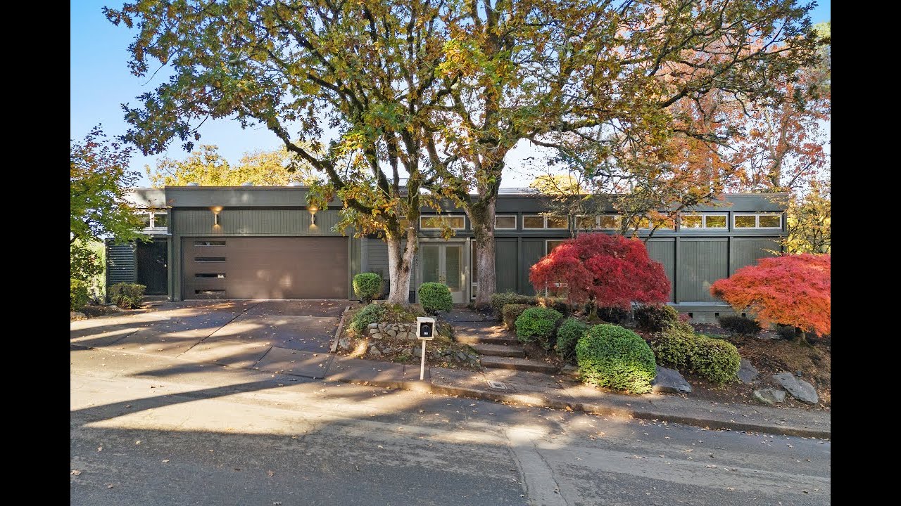 925 Holiday Ct S, Salem, OR 97302