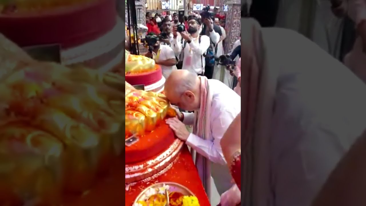 Amit Shah Visits Lalbaugcha Raja with Family, Seeks Blessings