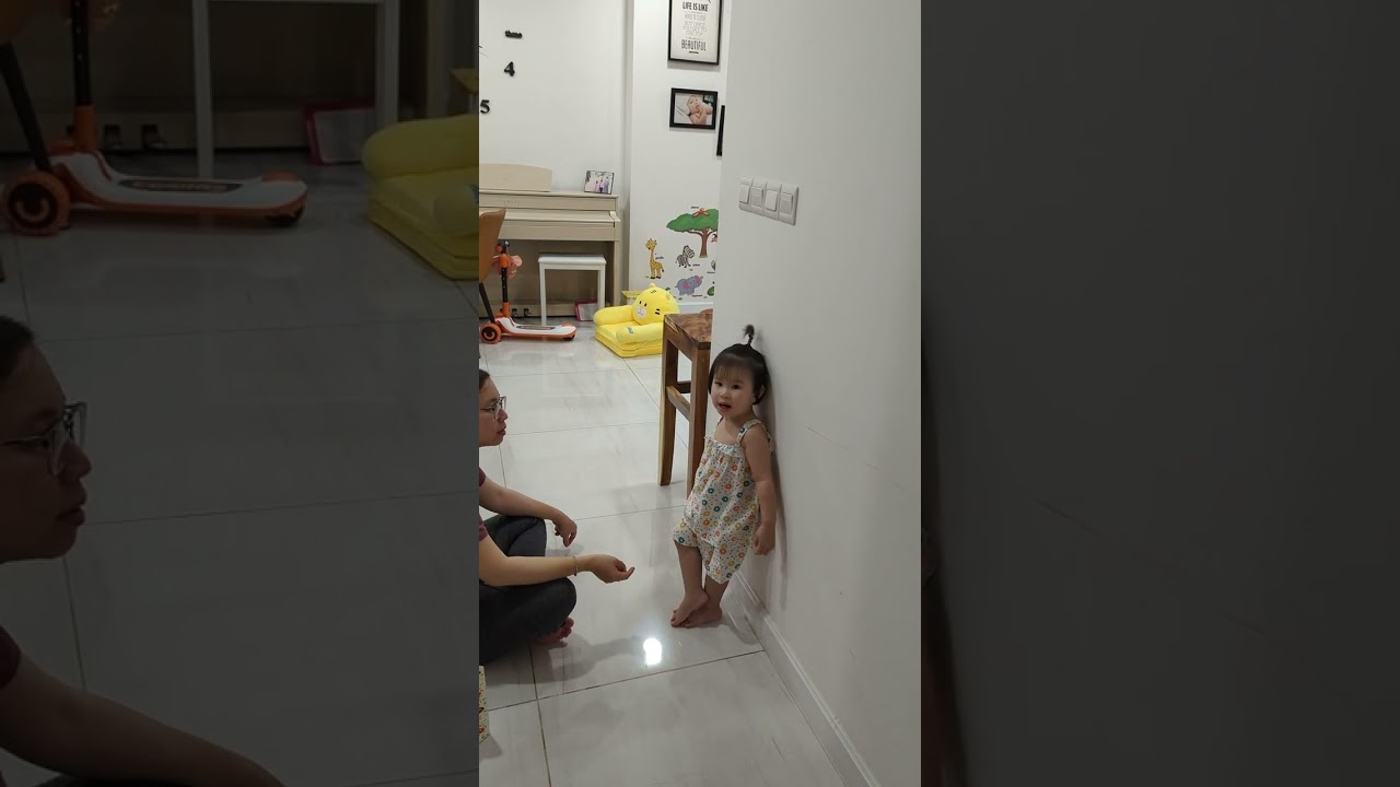 Gấu quậy bị mẹ bắt đứng phạt