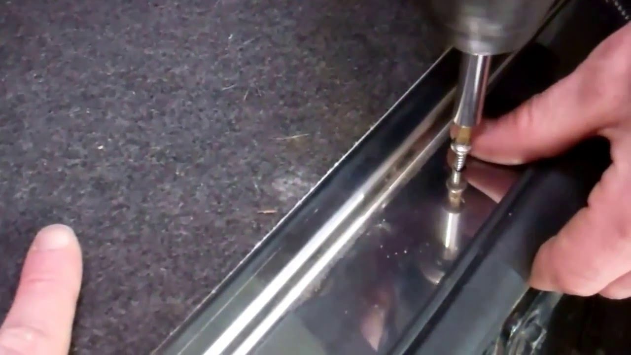 Replace the rear door step metalwork + rubber seal on Land Rover Defender
