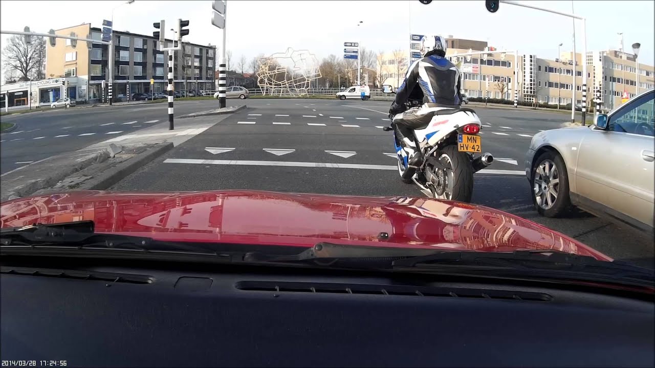 brommer rijdt in de weg...