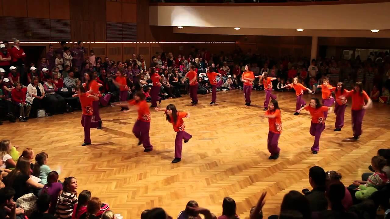 Hronovsk&eacute; jabl&iacute;čko 2011 - Dokaž to! - Tanečn&iacute; &scaron;kola Česk&aacute; Třebov&aacute;