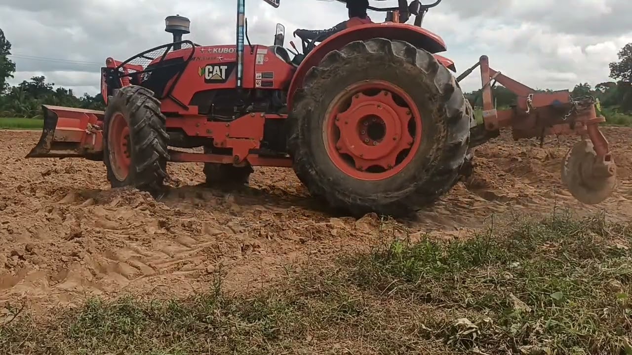 อยู่กับเจ้าM85หน้างานไถสวนยกร่องปลูกมันครับ ฝากติดตามด้วยนะครับ😁🤗🚜