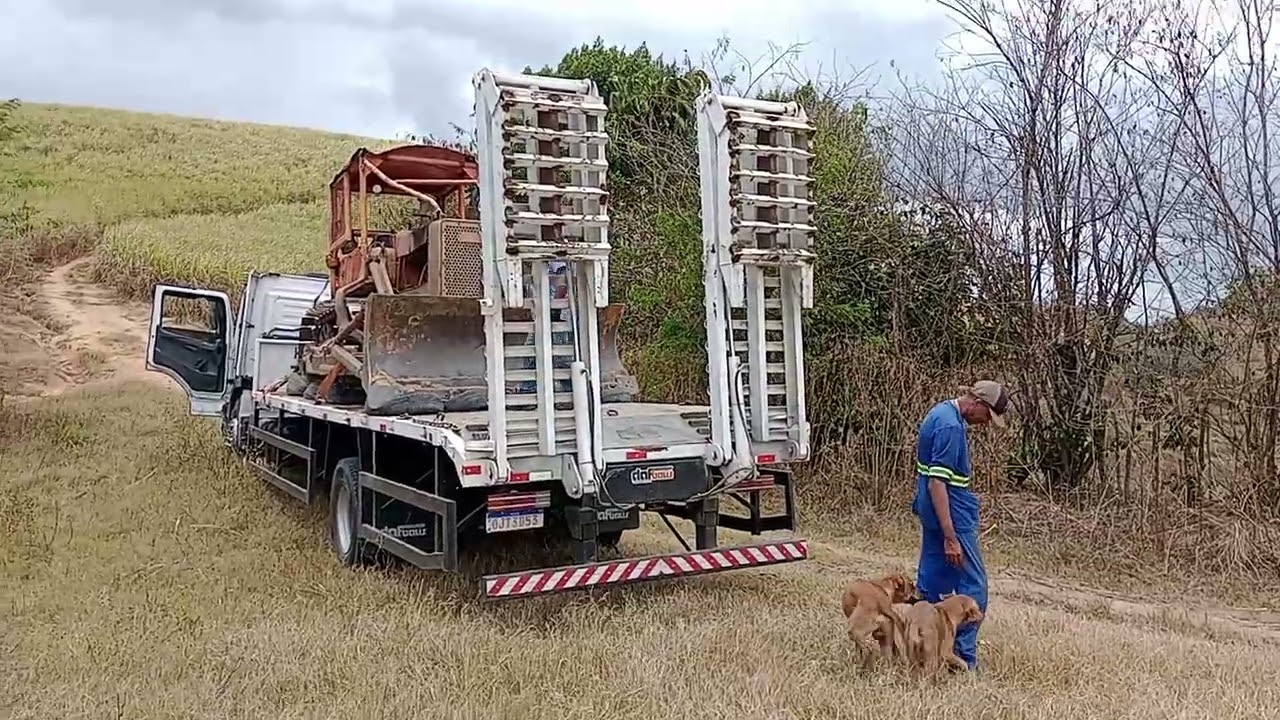 Fazendo descarregamento do trator de esteira.