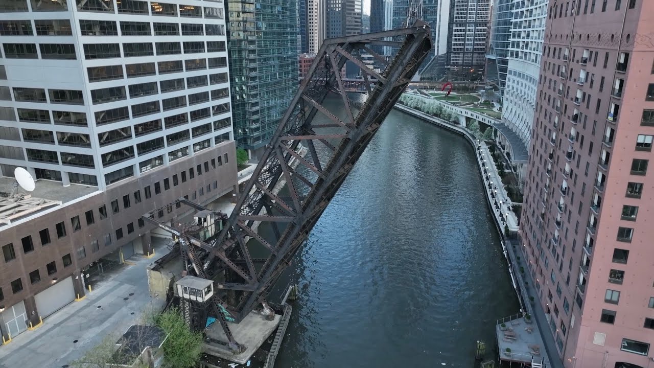 Quick Drone Look At Chicago&rsquo;s Kinzie Street Railroad Bridge