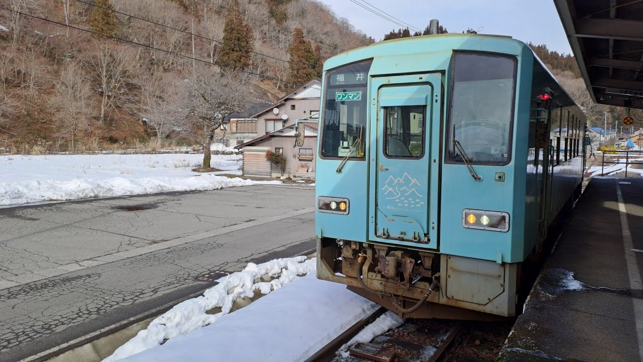 越美北線（九頭竜湖線）；杮ケ島~牛ケ原駅区間；真冬の畑と雪山の風景、21.1.2026.
