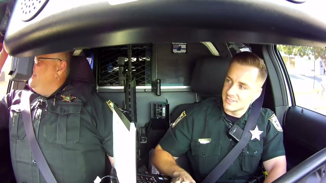 Езда на охоте с офисом шерифа округа Бревард