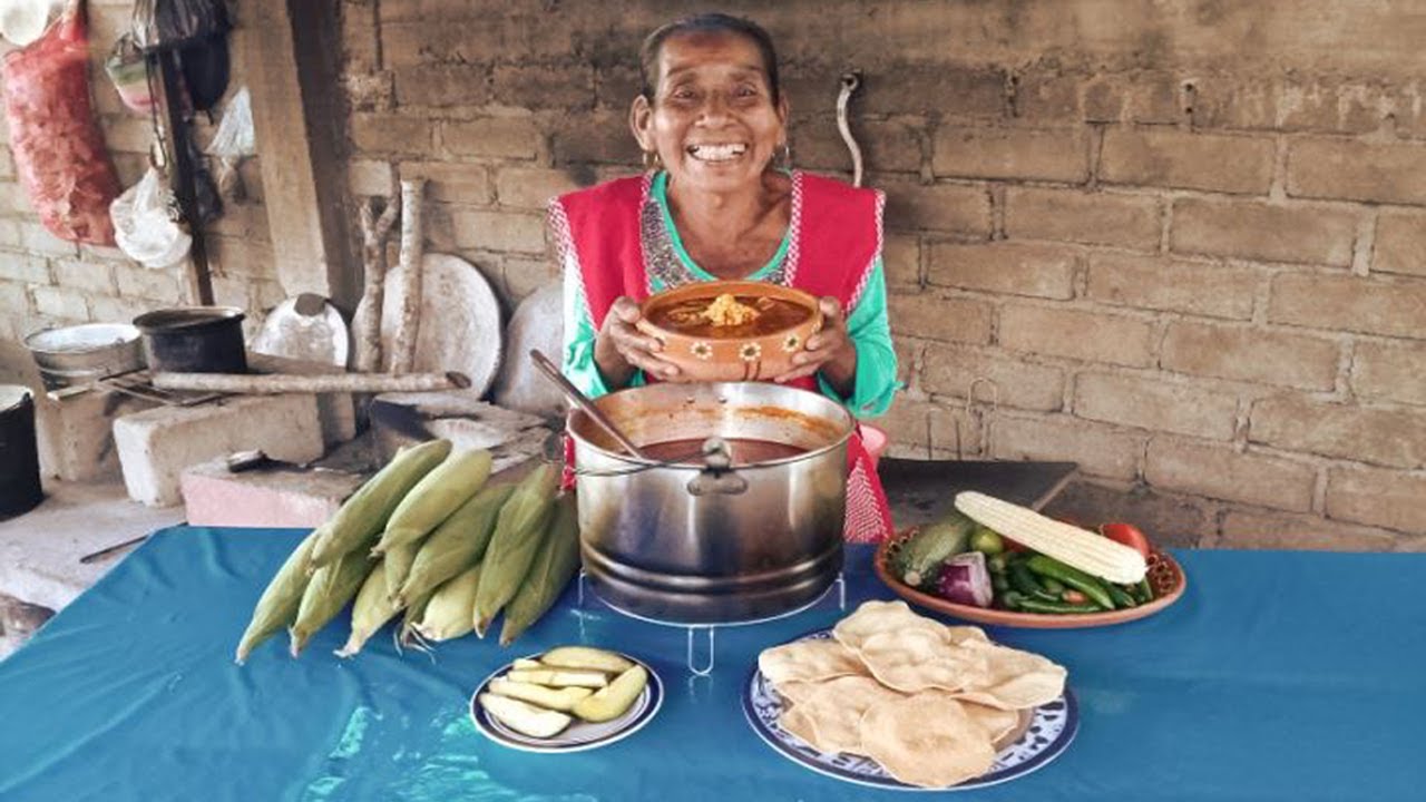 Como Hacer Un Sabroso ELOPOZOLE DE ESPINAZO DE PUERCO | DOÑA LUPITA | VIVA LA GASTRONOMIA DE MEXICO