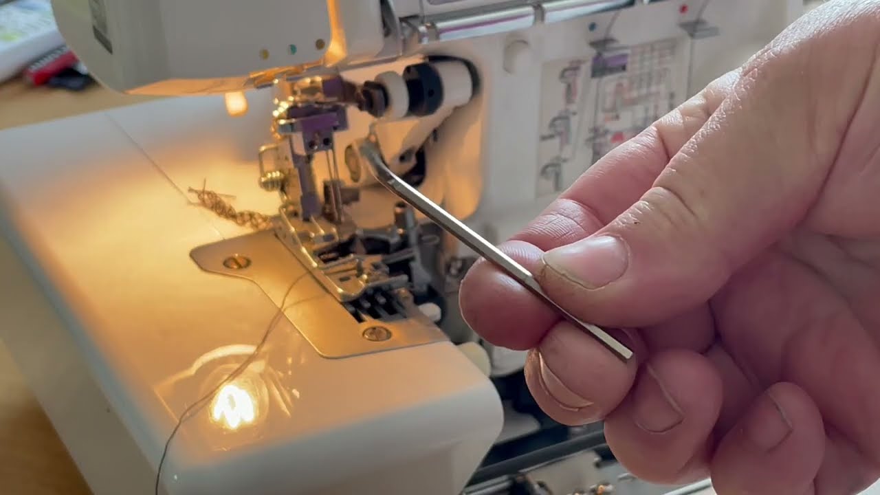 Rechte Greifer austauschen bei Overlock Maschine Bernina 1300DC 