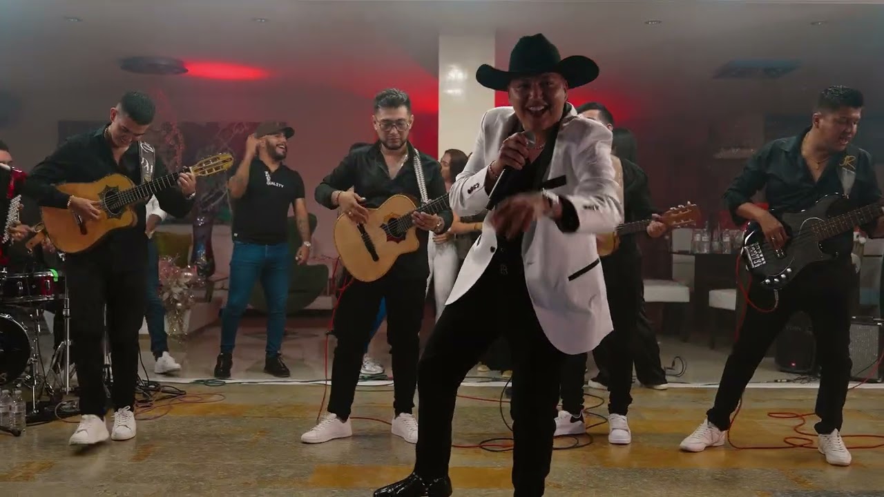 Puño De Tierra - Victor Erazo (EN VIVO)