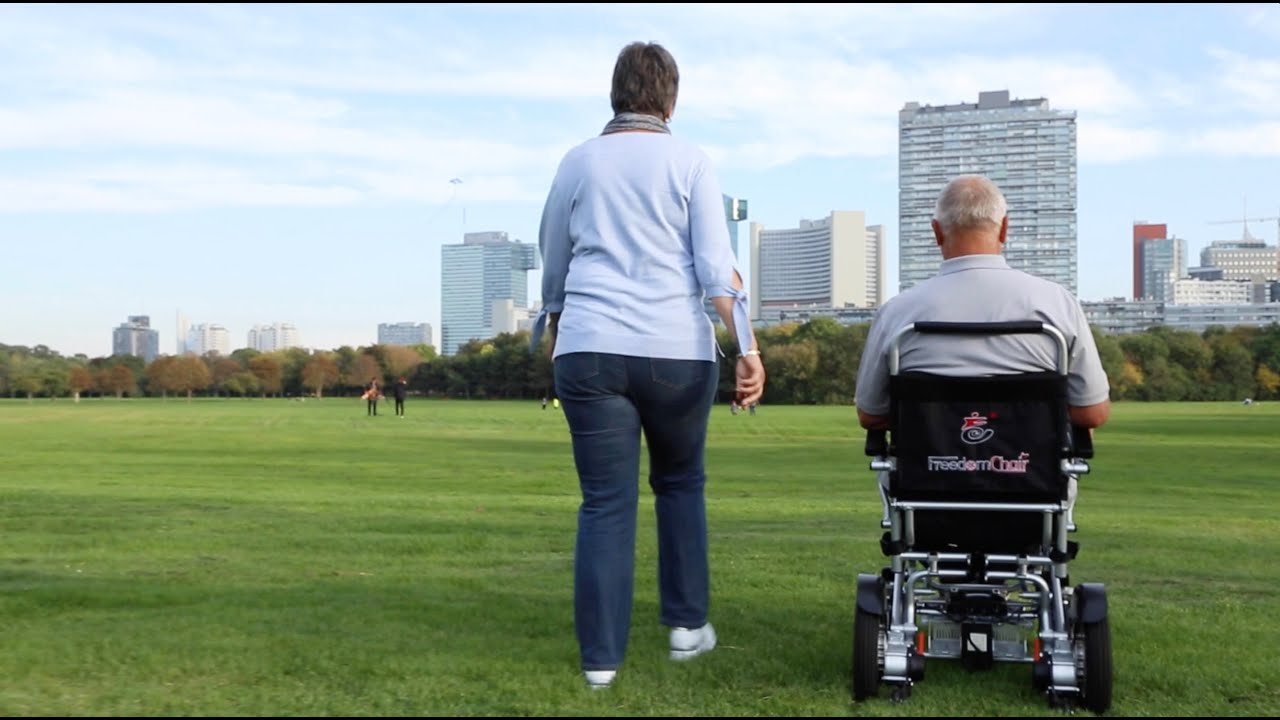 Mit dem faltbaren Elektro-Rollstuhl FreedomChair DE08L unterwegs sein.