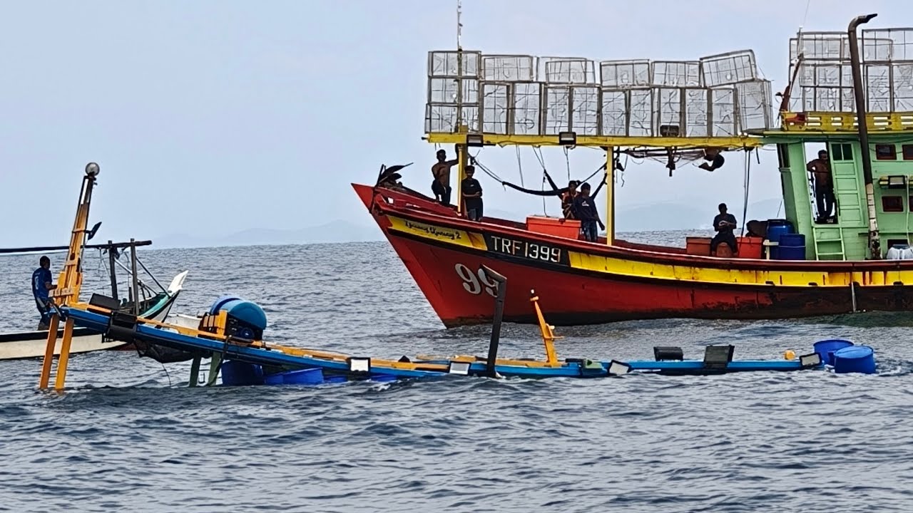 Mission to Raise Sunken Squid Jigging Boat TFA1434 | Dramatic Sea Recovery