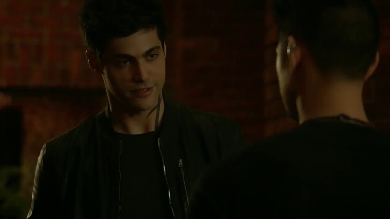 Shadowhunters 2x07 | SneakPeek #3: Alec gives Magnus a present