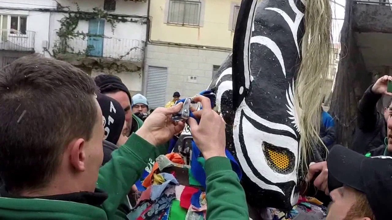 Jarramplas de Piornal [6]: Suena el tercer cohete y le colocan la máscara para iniciar su recorrido