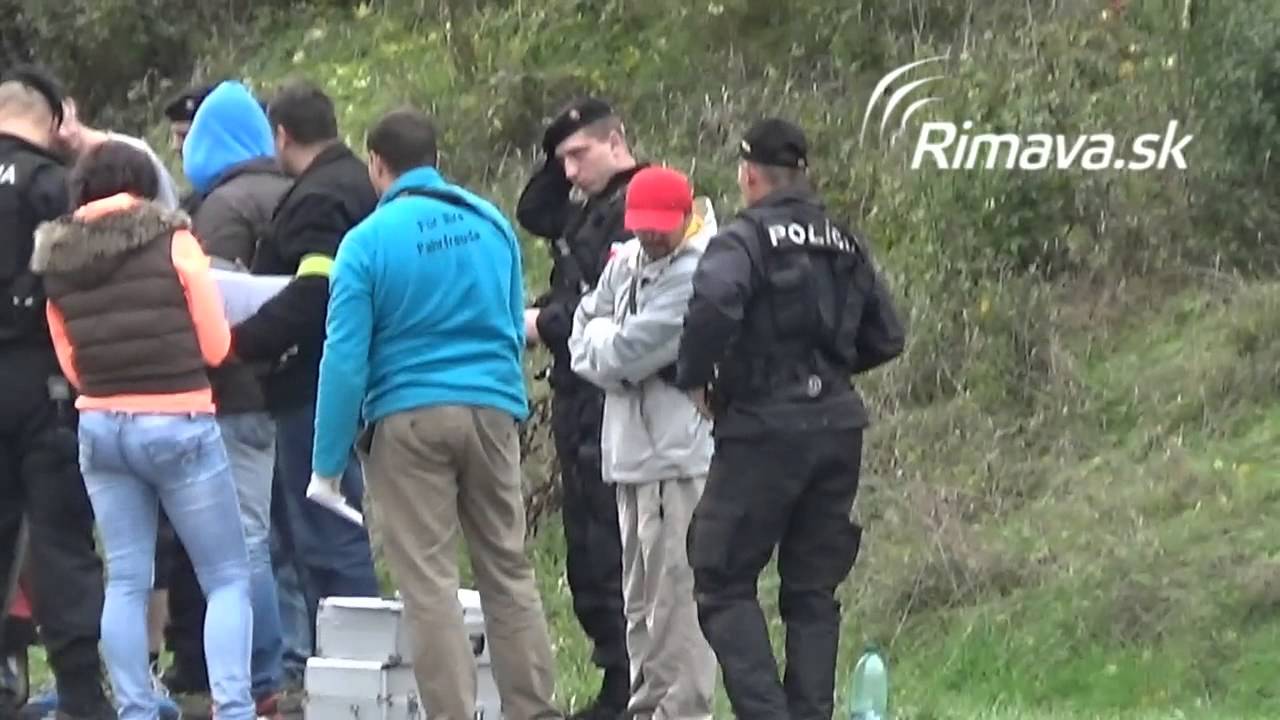 Policajti prehľadávali auto na Sobôtke - Rimavská Sobota