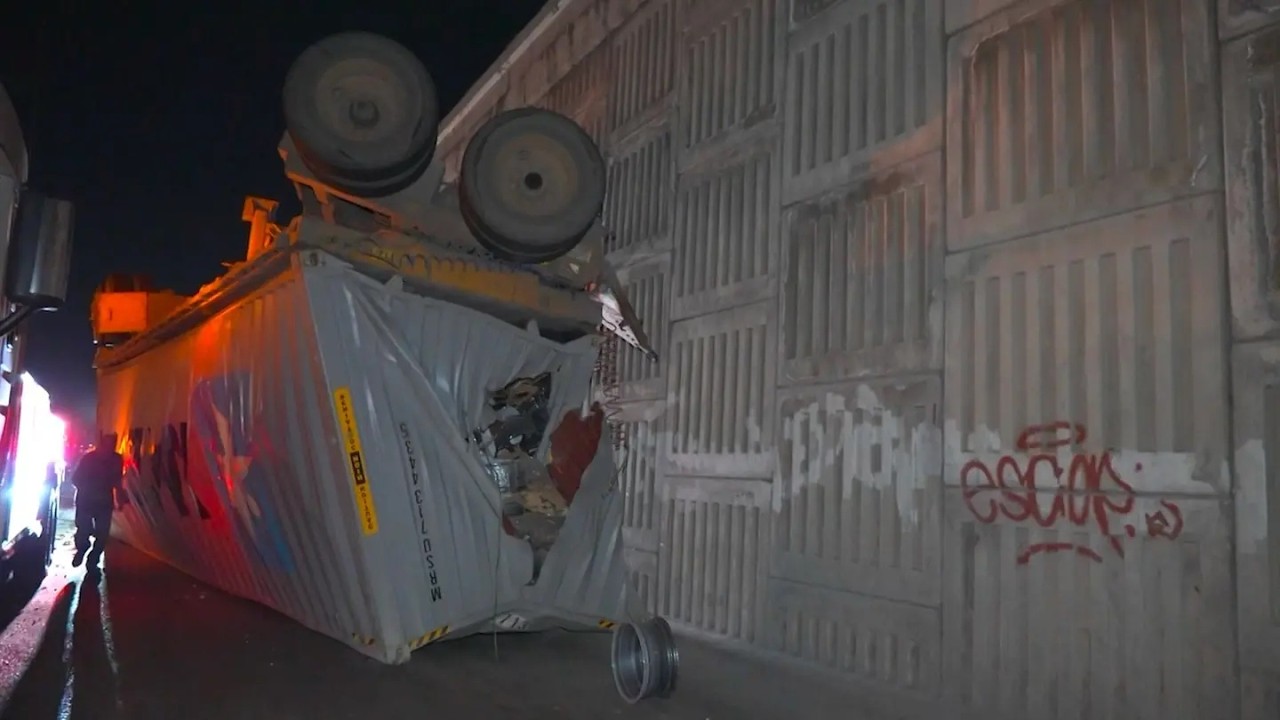 Carga de Tráiler Cae Varios Metros Desde Puente Vehicular en Escobedo, Nuevo León