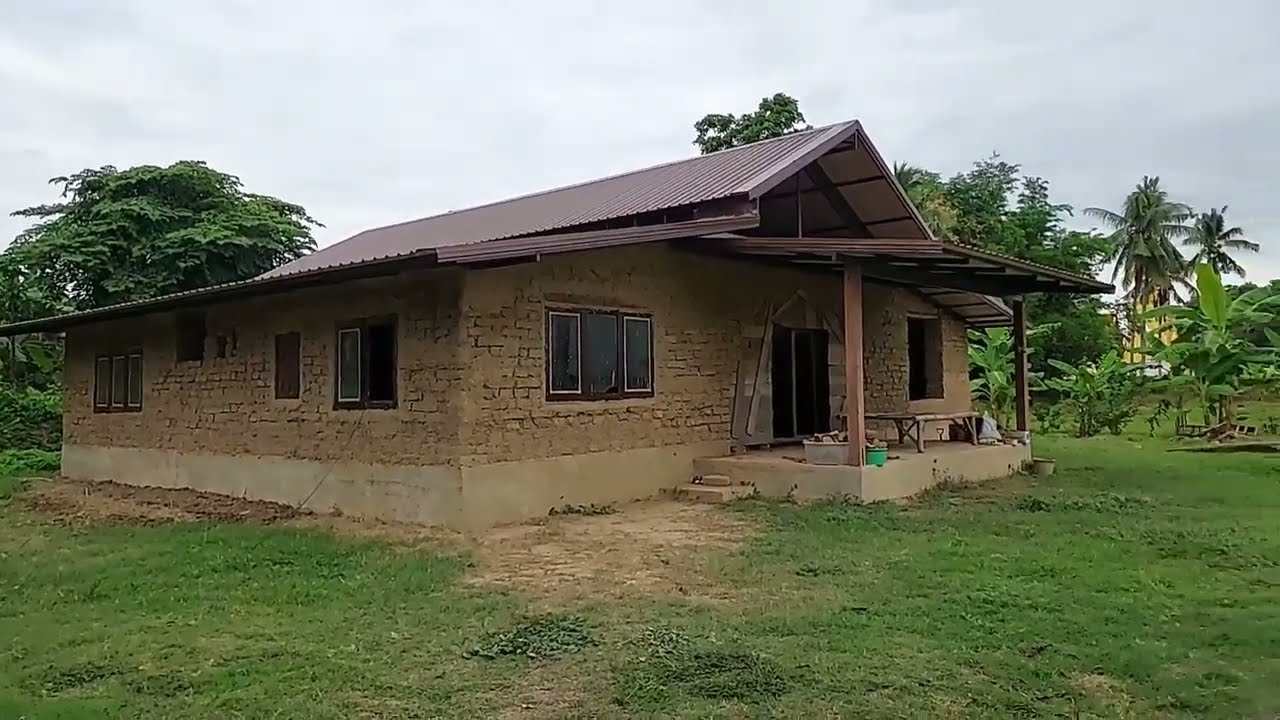 Women 's earthen building.
