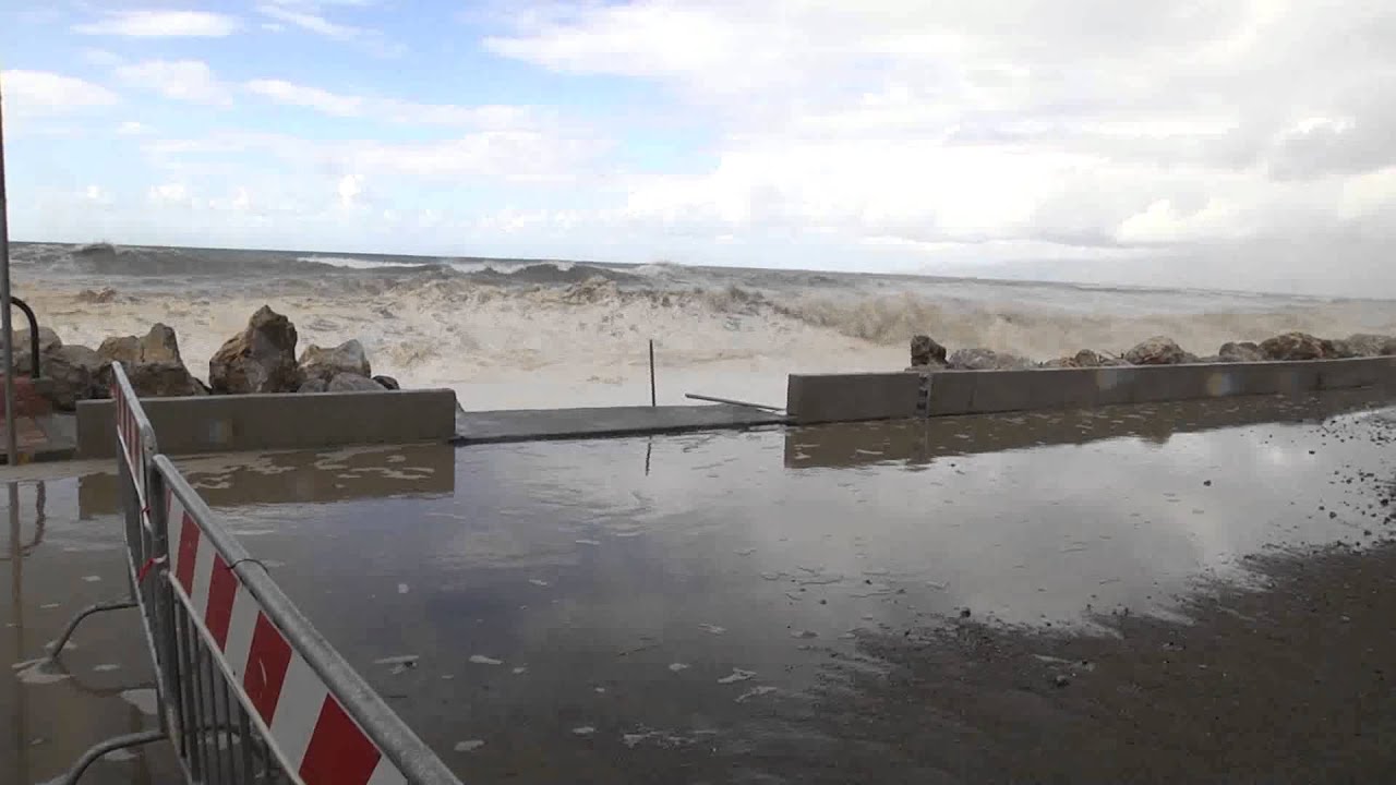 Maltempo a Praia e Tortora, il mare si fa sentire