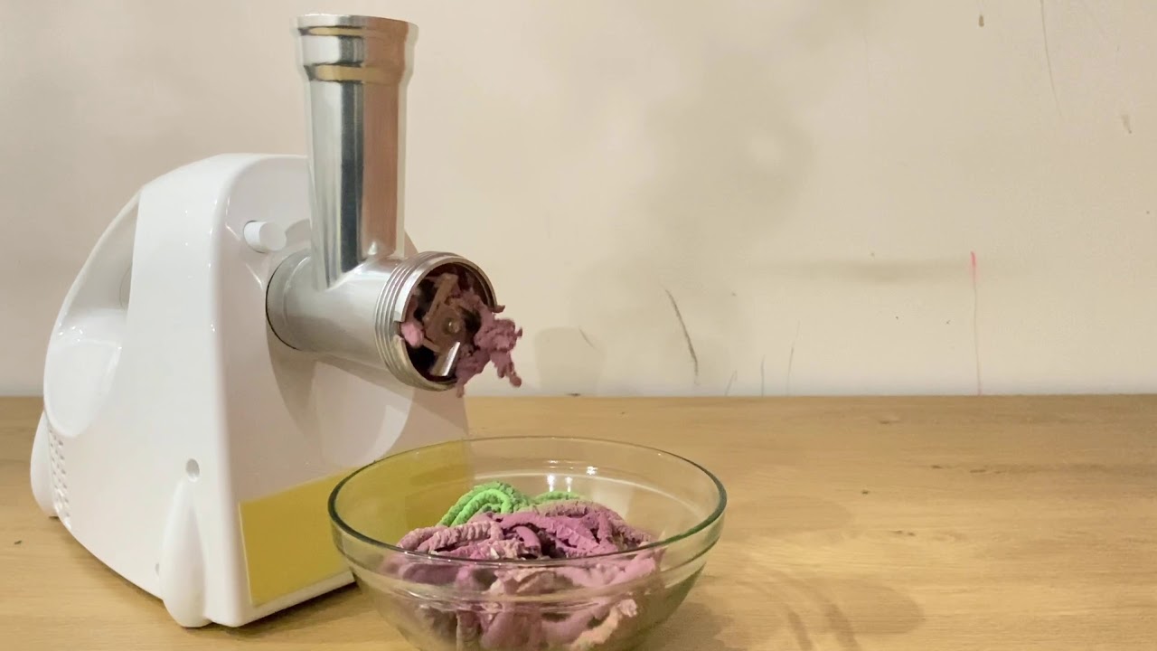 Как мясорубка перемалывает пластилин Плей-До / How does a meat grinder grind Play-Do plasticine