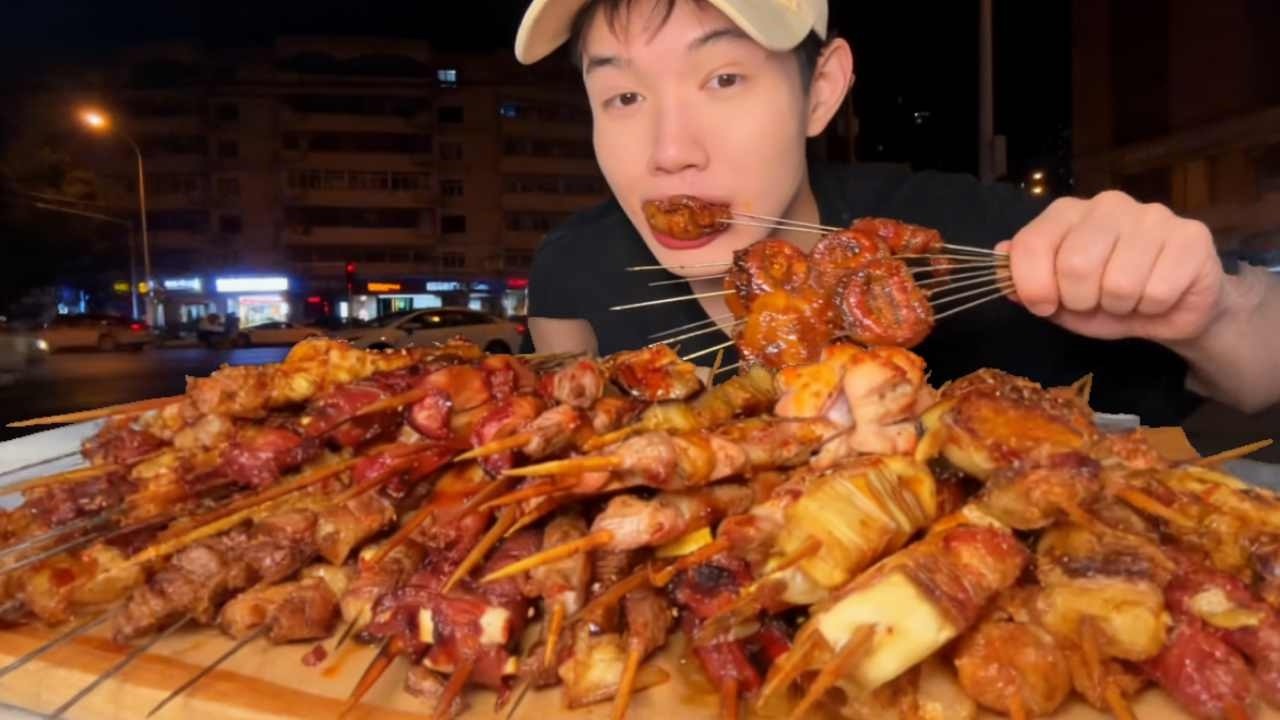 深夜路边烧烤，50个羊肉串10个腰子，吃的满嘴流油【冻冻超大一口】