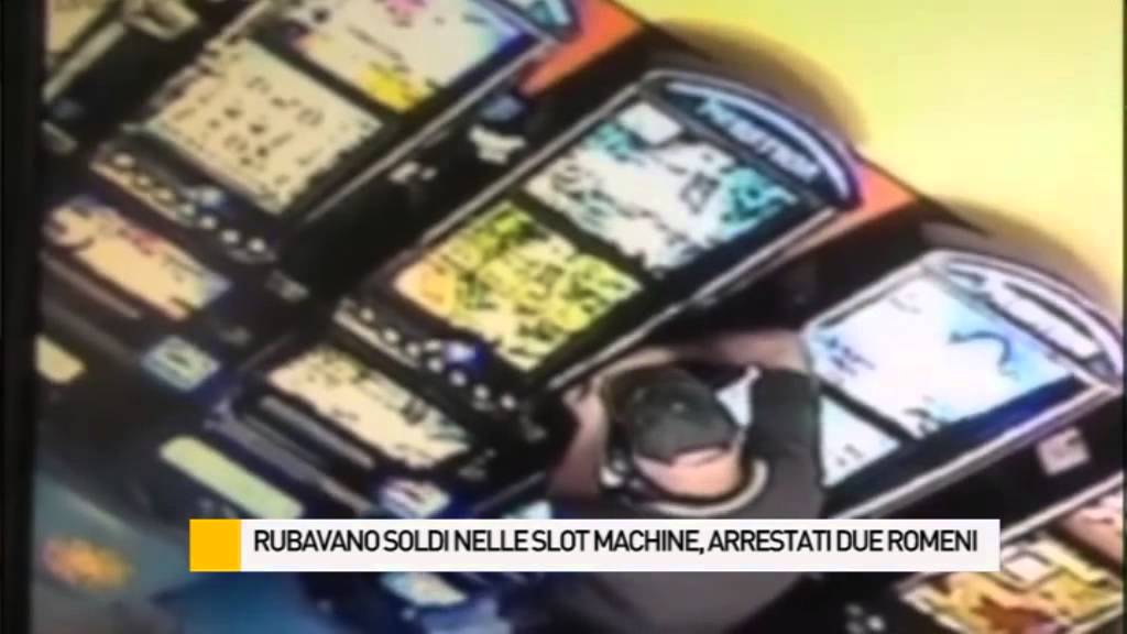 Rubavano soldi nelle slot machine, arrestati due romeni