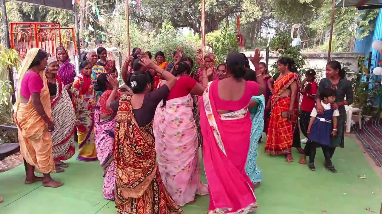 शालेय सांस्कृतिक कार्यक्रमांच्या शेवटी पालक महिला वर्गांनी घेतला मनसोक्त नृत्याचा आनंद..