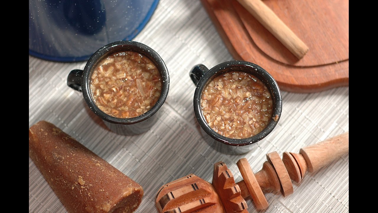 Champurrado caliente con nuez