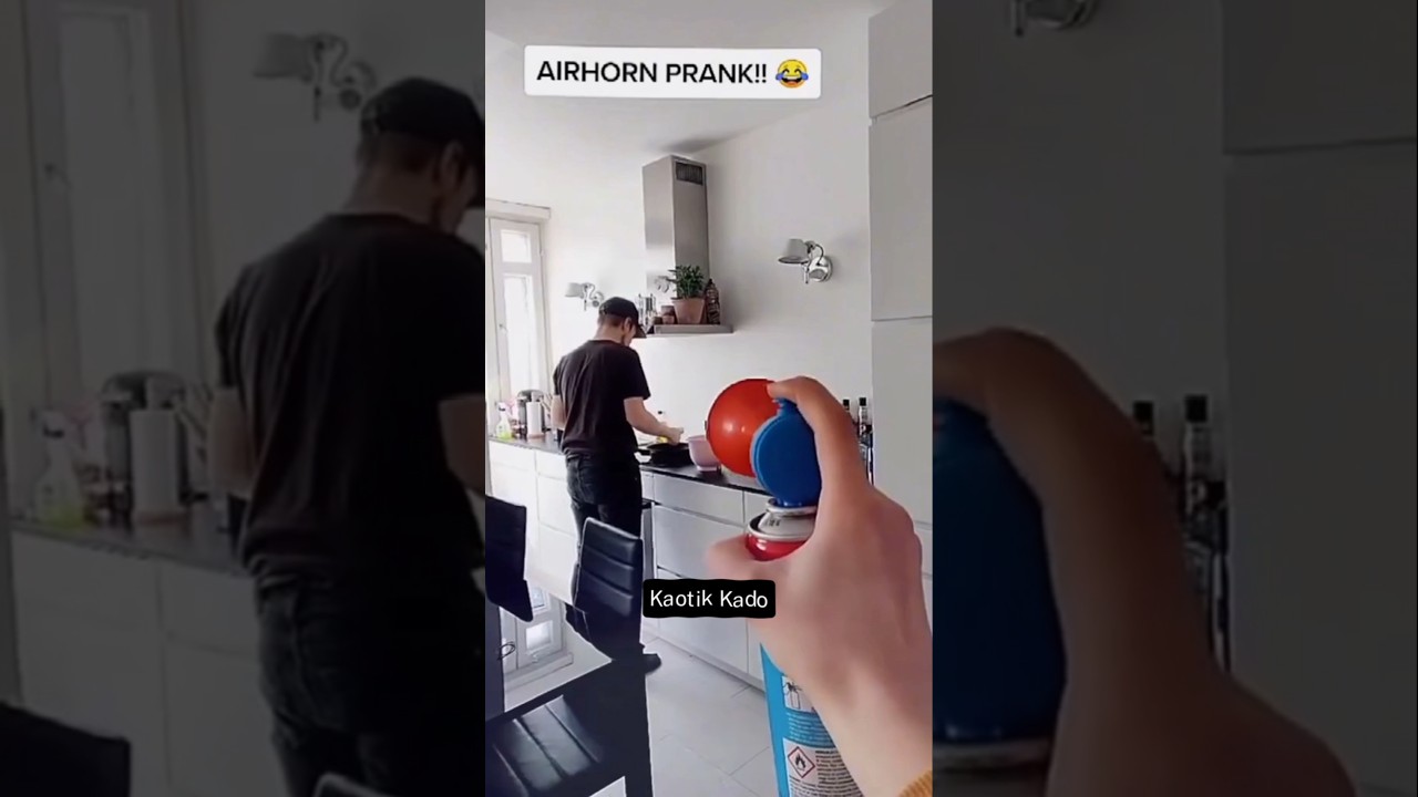 Air horn pranks. 📣🤣...#KaotikKado #Viral #Trending #AirHornPrank #AirHorn #Prank #Funny #Shorts