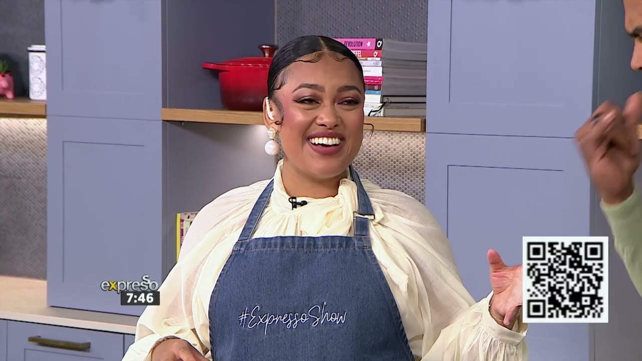 Рецепт куриного сувлаки на шпажках с простыми лепешками, соусом цацики и жареным бабаганушем.