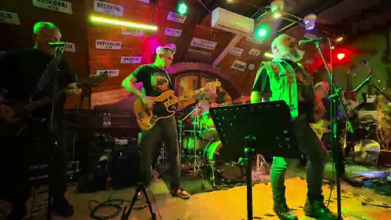 L.K.M. - A B&uuml;kk l&aacute;b&aacute;n&aacute;l