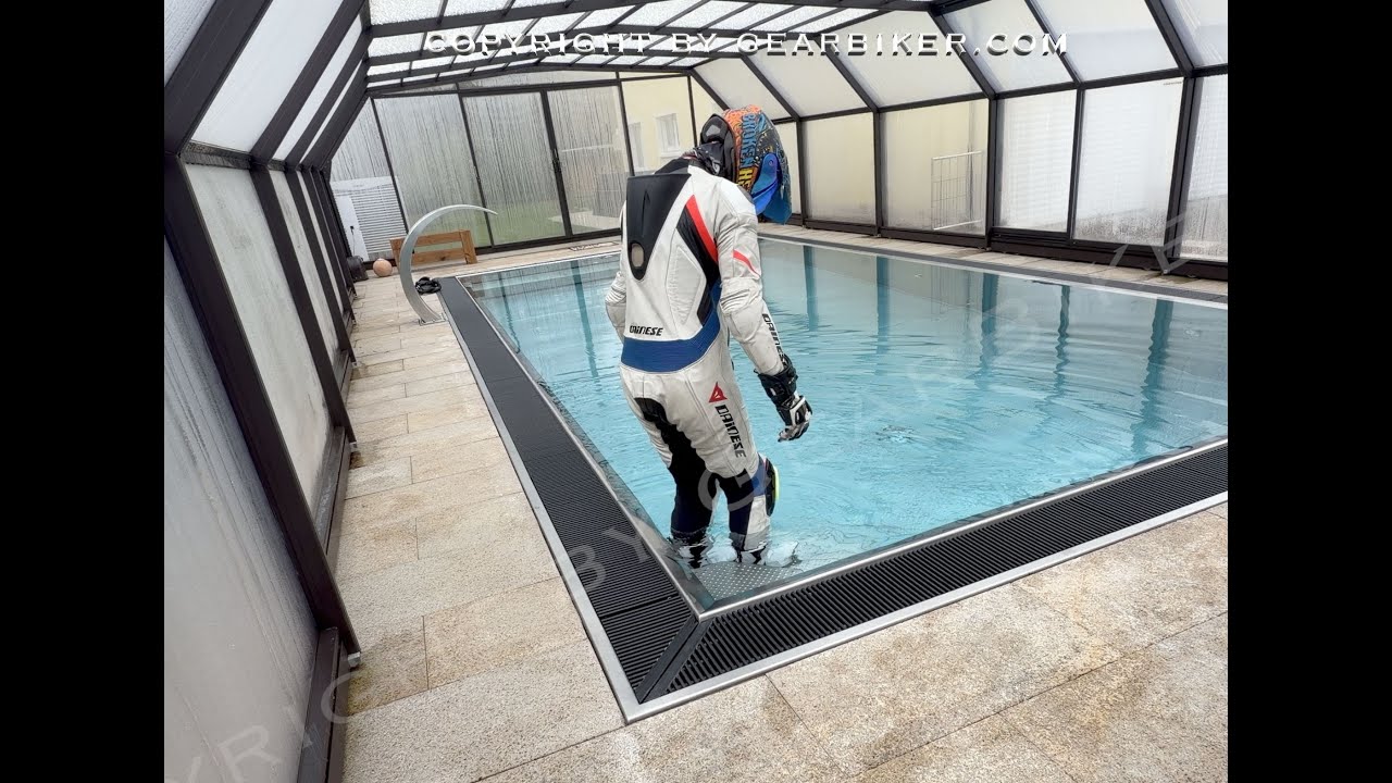 Im Pool mit meiner Dainese Laguna Seca Lederkombi