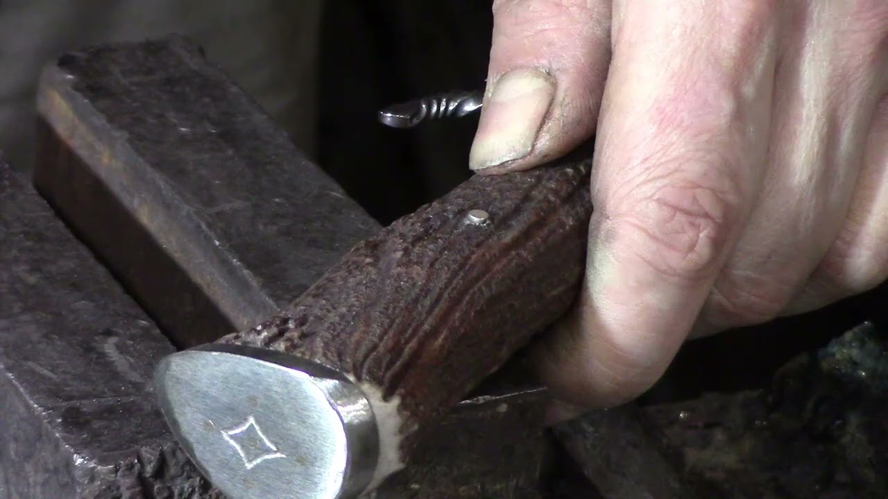 22)     Bowie damasco piuma  rivettatura pomo e coltello  ultime finiture